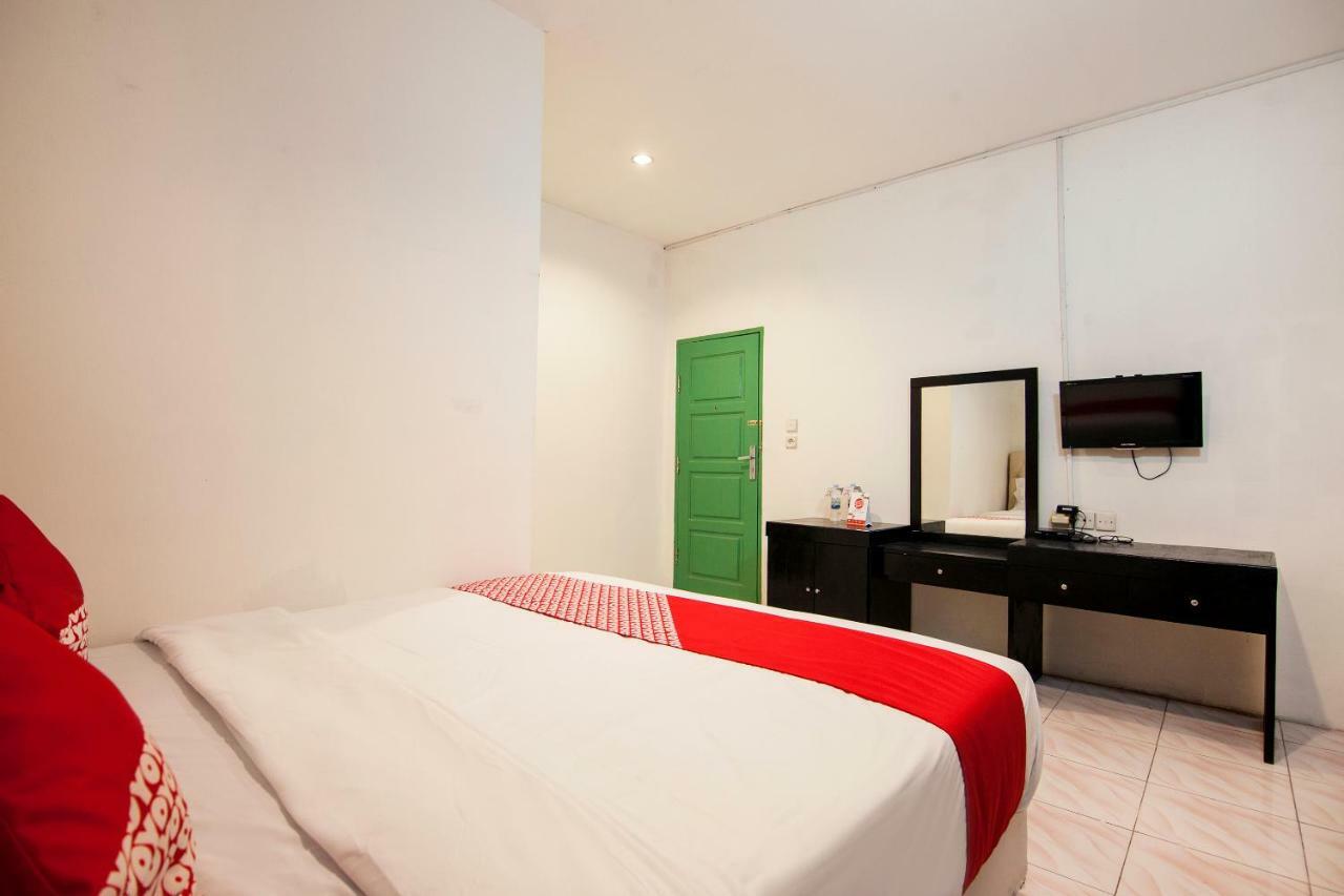 Oyo 529 Hotel Paninda Medan Exteriör bild